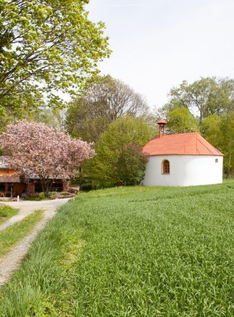 Weg und Kapelle